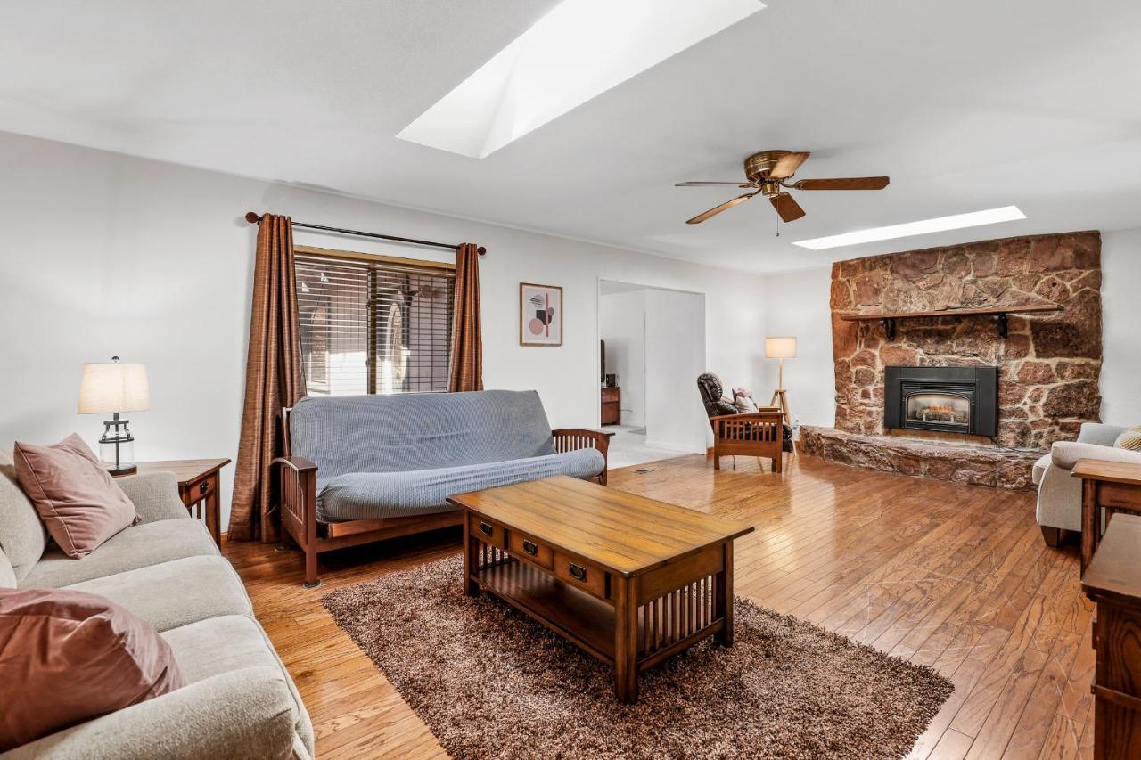 Captivating Continental Country Club Retreat With 4 Bdr And Spacious Deck! Flagstaff Eksteriør bilde